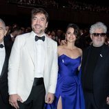 Penélope Cruz, Javier Bardem, Pedro Almodóvar y Alain Terzian en los Premios César 2018