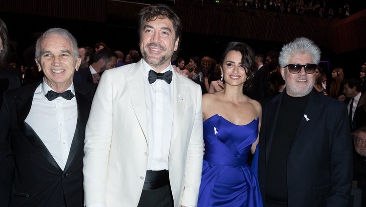 Penélope Cruz, Javier Bardem, Pedro Almodóvar y Alain Terzian en los Premios César 2018