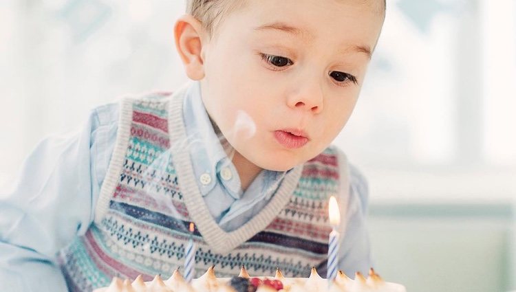 Oscar de Suecia soplando las velas de la tarta por su segundo cumpleaños