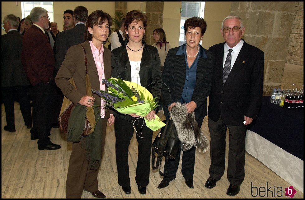 Arantxa Sánchez Vicario junto a su hermana Marisa y sus padres