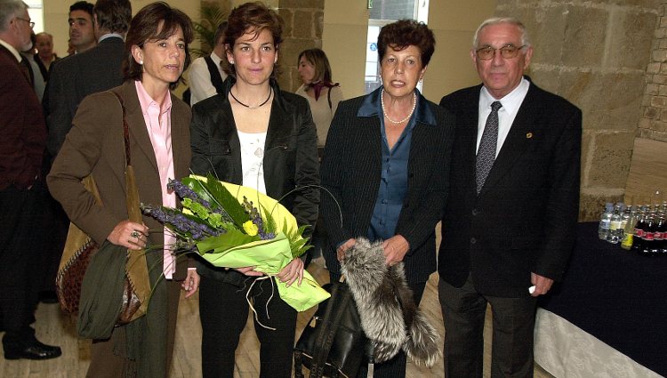 Arantxa Sánchez Vicario junto a su hermana Marisa y sus padres