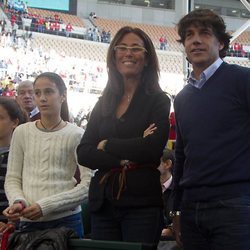 Javier Sánchez Vicario junto a su mujer y sus hijas en la final de la Copa Davis 2011