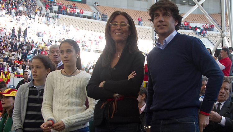 Javier Sánchez Vicario junto a su mujer y sus hijas en la final de la Copa Davis 2011