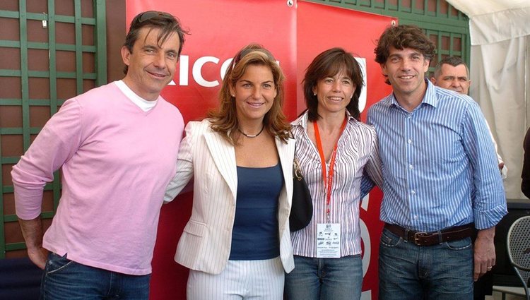 Marisa, Emilio, Javier y Arantxa Sánchez Vicario posando juntos