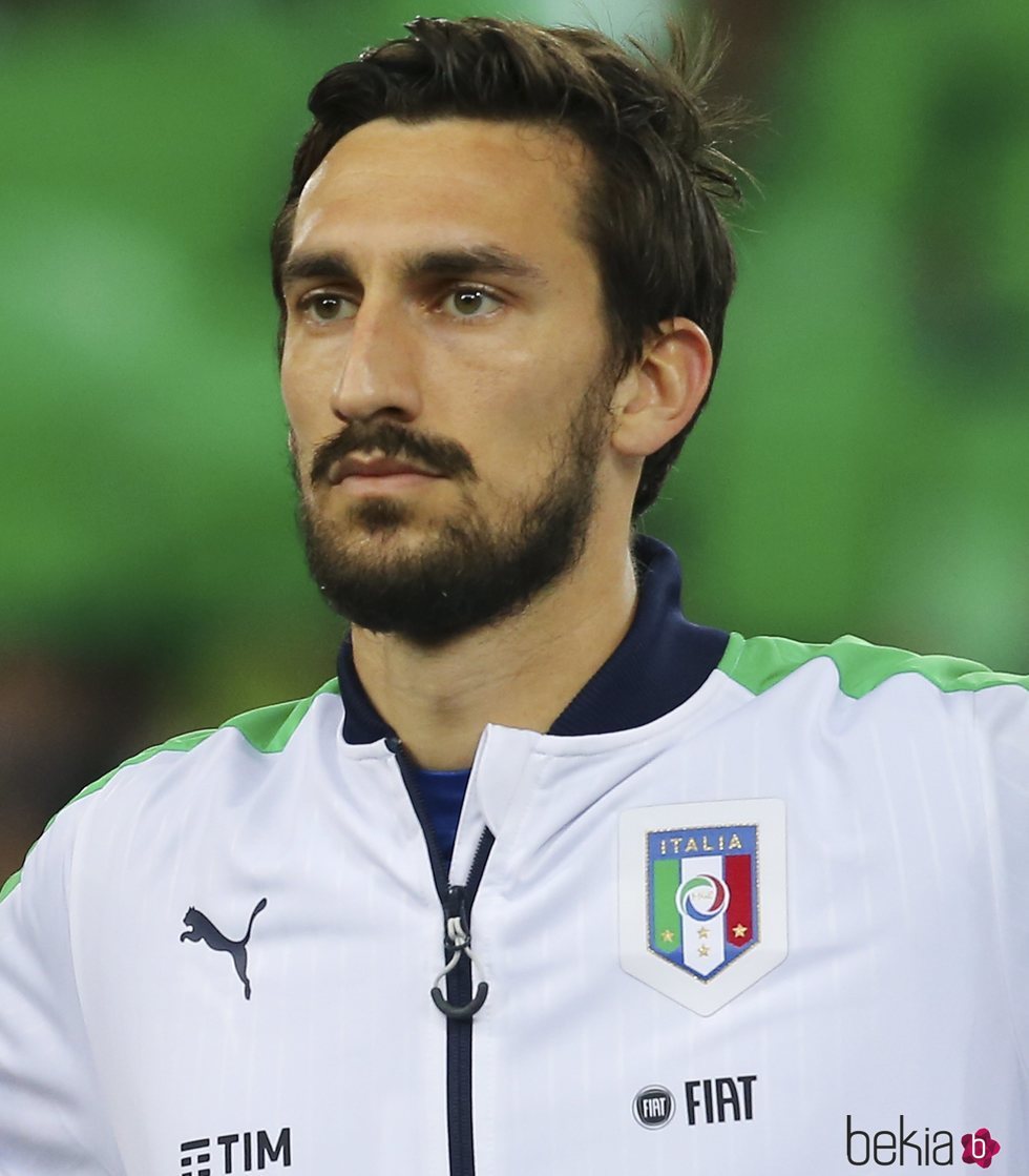 Davide Astori antes del inicio de un partido amistoso contra España