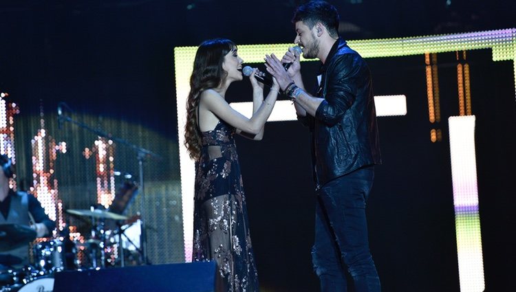 Aitana y Cepeda durante el primer concierto de la gira de 'OT 2017' en Barcelona