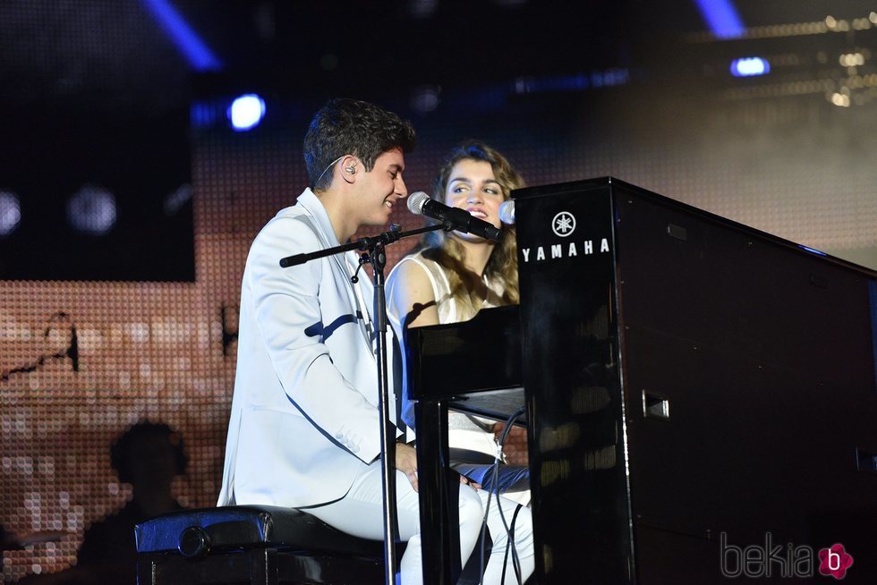 Amaia y Alfred al piano en el primer concierto de la gira de 'OT 2017' en Barcelona