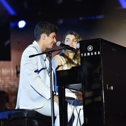 Amaia y Alfred al piano en el primer concierto de la gira de 'OT 2017' en Barcelona