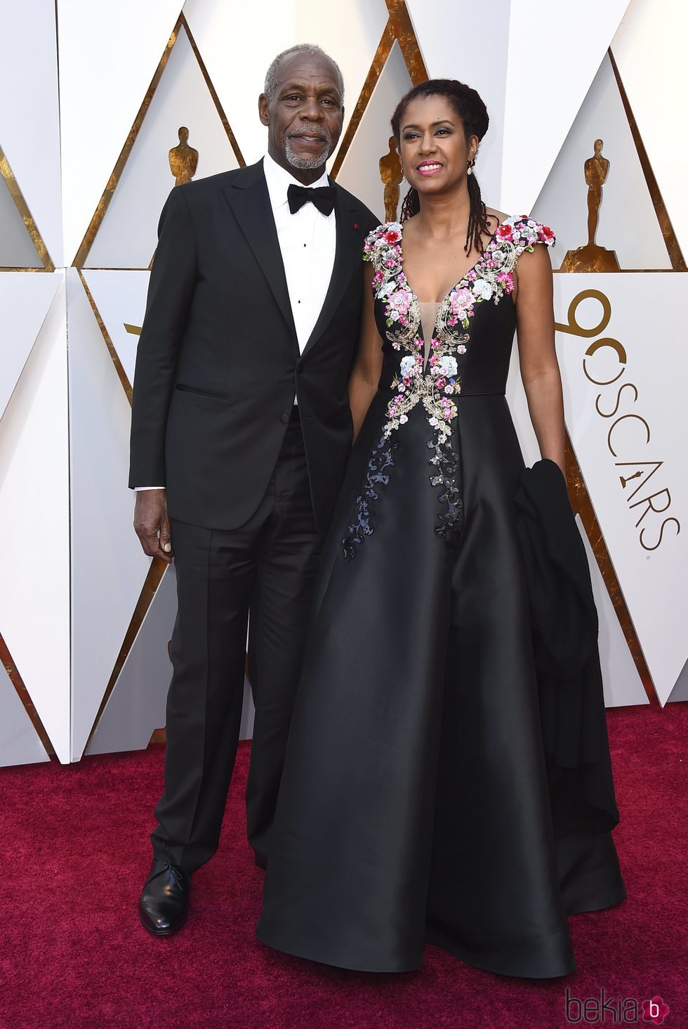 Danny Glover y Eliane Cavalleiro en la alfombra roja de los Premios Oscar 2018