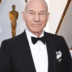 Patrick Stewart en la afombra roja de los Premios Oscar 2018