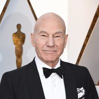 Patrick Stewart en la afombra roja de los Premios Oscar 2018