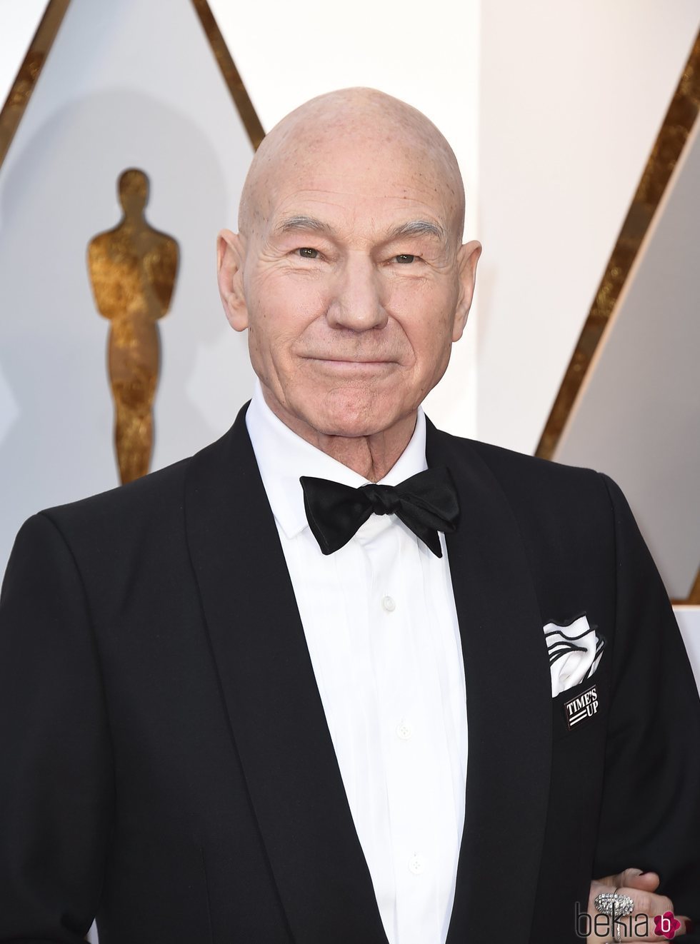 Patrick Stewart en la afombra roja de los Premios Oscar 2018