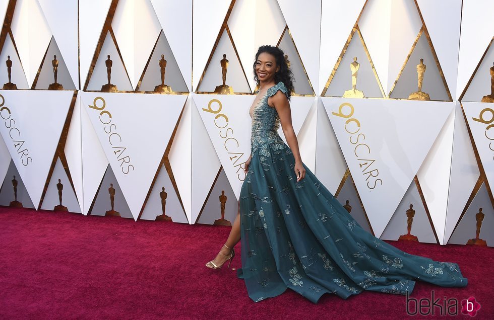 Betty Gabriel en la alfombra roja de los Premios Oscar 2018