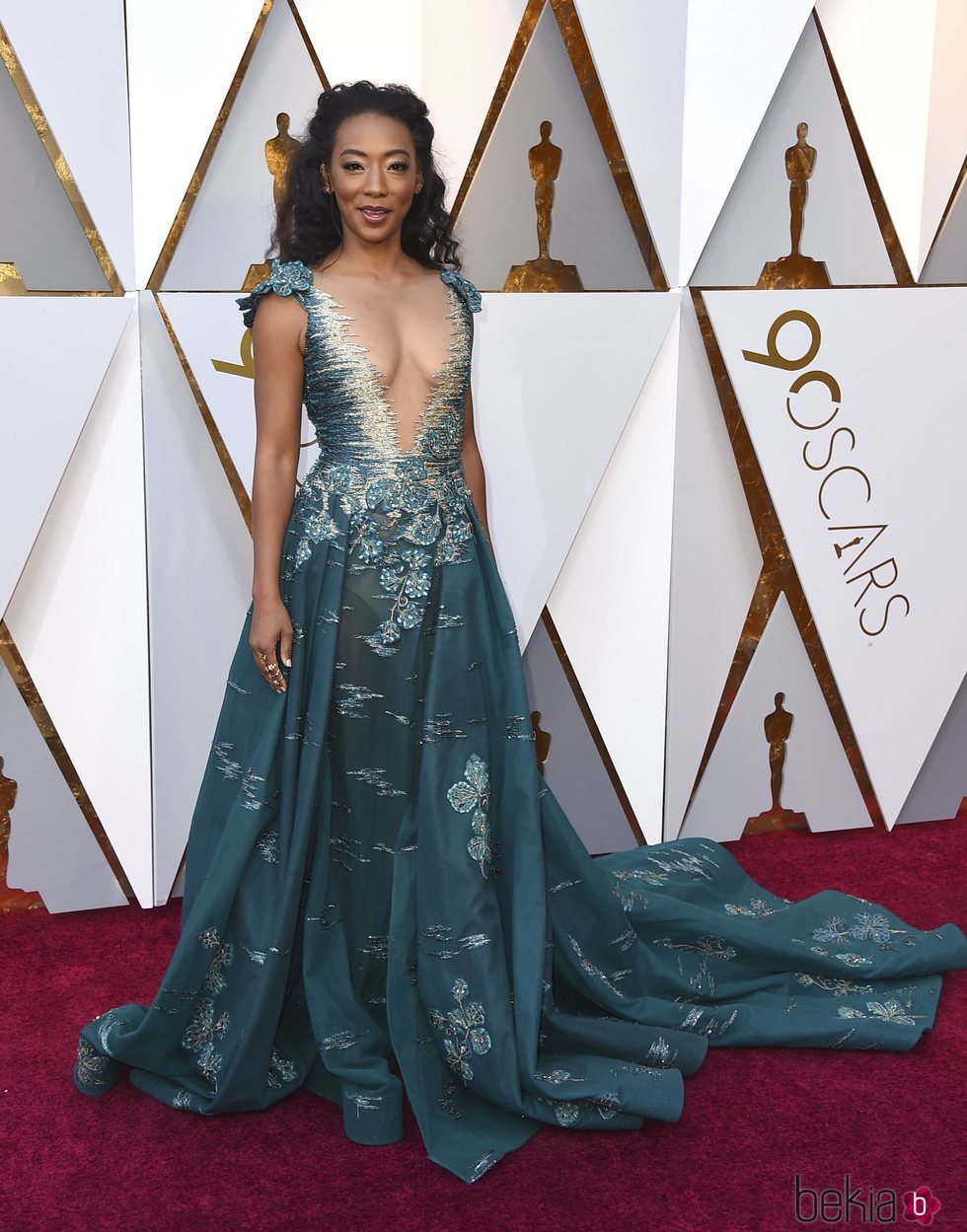 Betty Gabriel posando en la alfombra roja de los Premios Oscar 2018