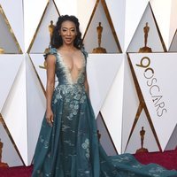 Betty Gabriel posando en la alfombra roja de los Premios Oscar 2018