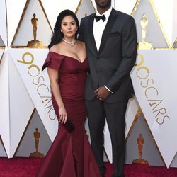 Kobe Bryant y Vanessa Laine Bryant en la alfombra roja de los Premios Oscar 2018