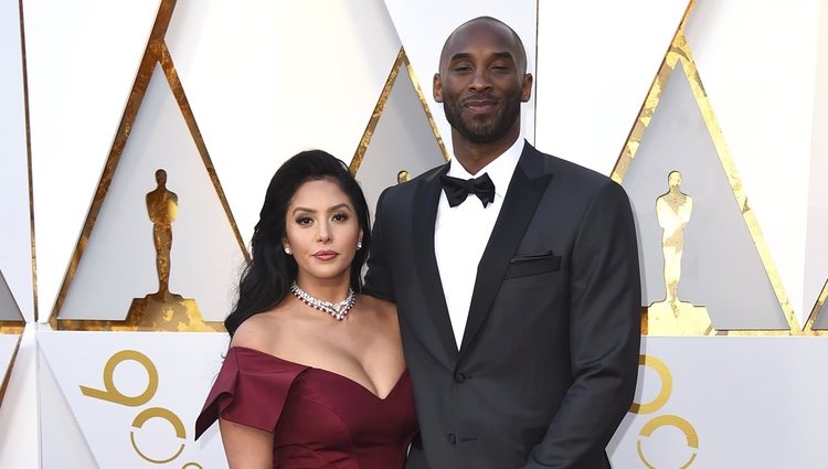 Kobe Bryant y Vanessa Laine Bryant en la alfombra roja de los Premios Oscar 2018