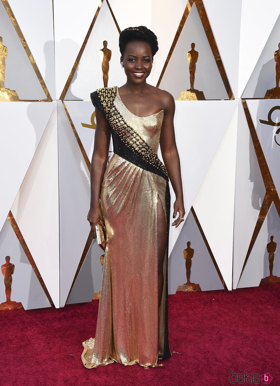 Lupita Nyong'o en la alfombra roja de los Premios Oscar 2018