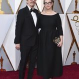 Gary Oldman y Gisele Schmidt en la alfombra roja de los Premios Oscar 2018