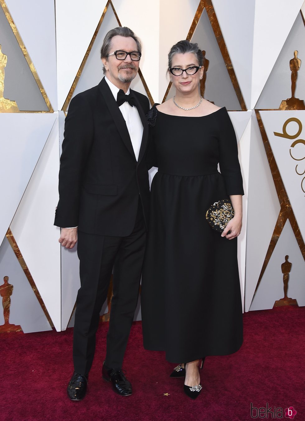 Gary Oldman y Gisele Schmidt en la alfombra roja de los Premios Oscar 2018