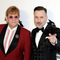 Elton John y David Furnish antes de la fiesta de la Fundación Elton John tras los Oscar 2018