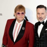 Elton John y David Furnish antes de la fiesta de la Fundación Elton John tras los Oscar 2018