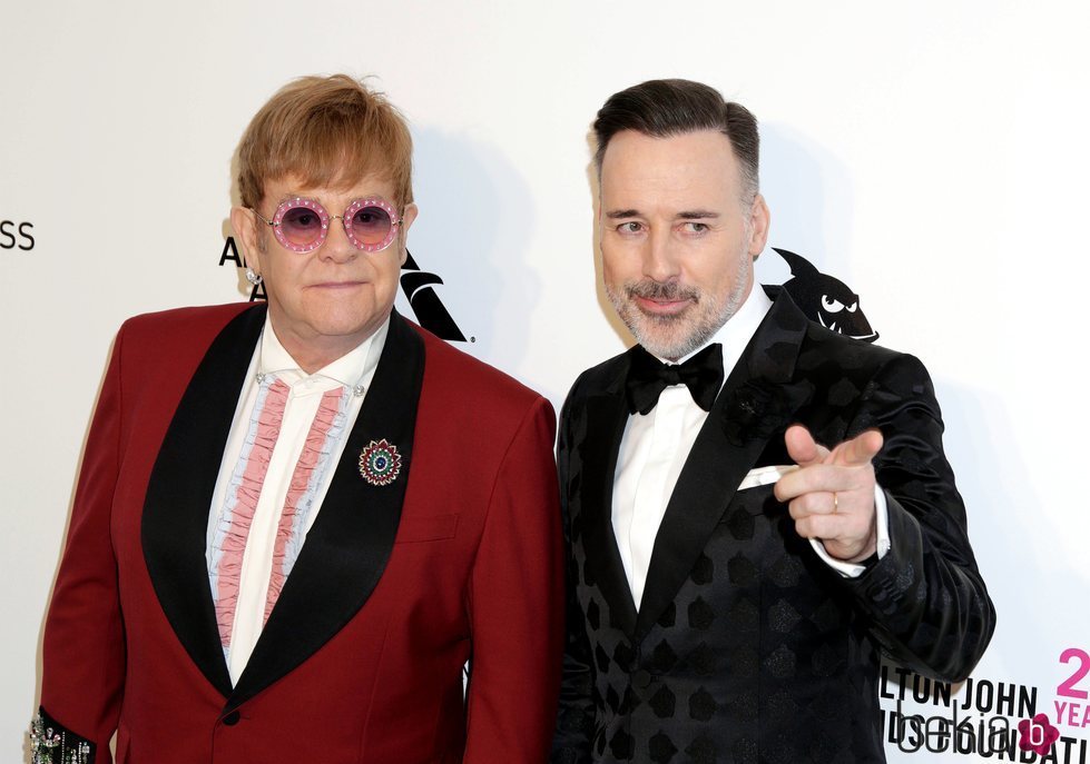 Elton John y David Furnish antes de la fiesta de la Fundación Elton John tras los Oscar 2018