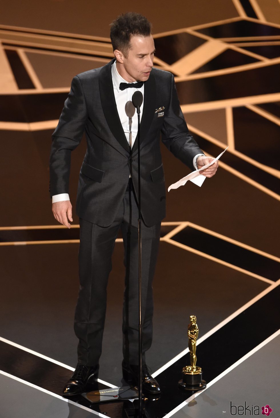 Sam Rockwell recibiendo su Oscar 2018 a mejor actor secundario