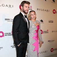 Liam Hemsworth y Miley Cyrus en la fiesta de la Fundación Elton John tras los Oscar 2018