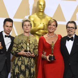 Sam Rockwell, Frances McDormand, Allison Janney y Gary Oldman posan con su Oscar 2018