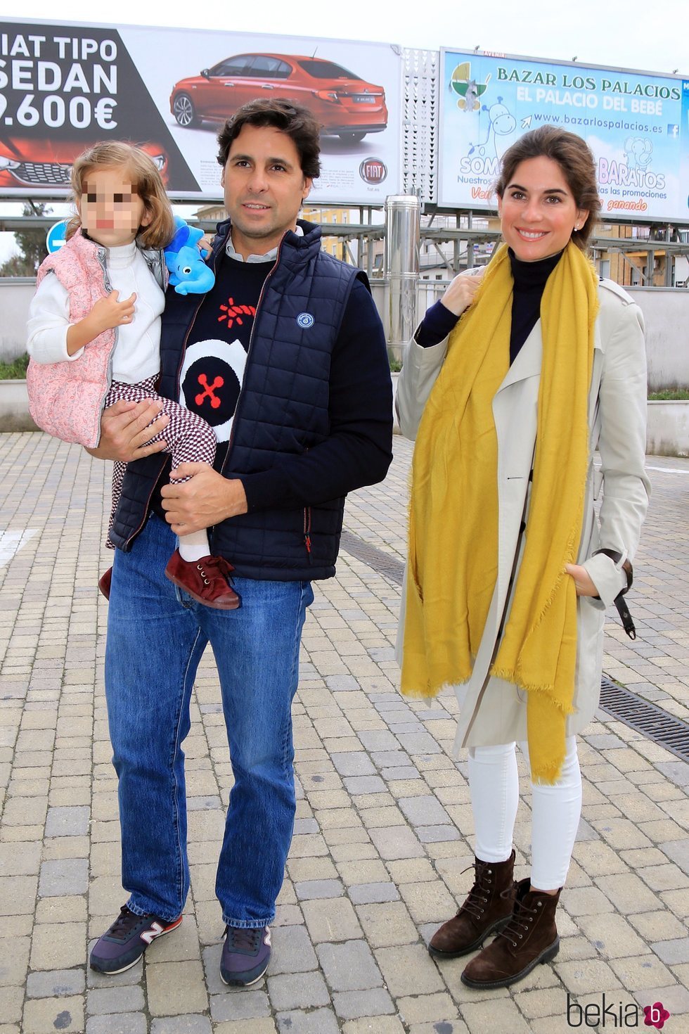 Fran Rivera, Lourdes Montes y su hija Carmen acudiendo al hospital a ver a Eva González