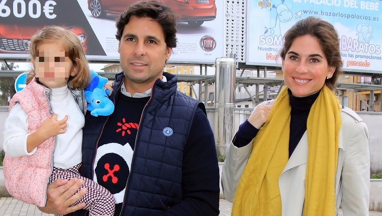 Fran Rivera, Lourdes Montes y su hija Carmen acudiendo al hospital a ver a Eva González