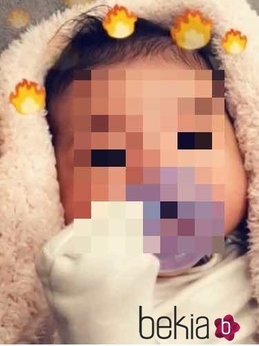 Kylie Jenner y Travis Scott comparten la primera imagen del rostro de su hija Stormi