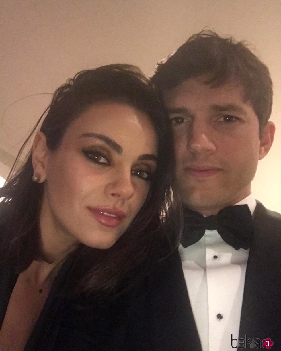 Ashton Kutcher junto a Mila Kunis en la noche de los premios Oscar