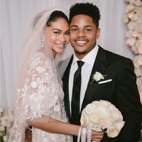 Chanel Iman y Sterling Shepard posan en su boda