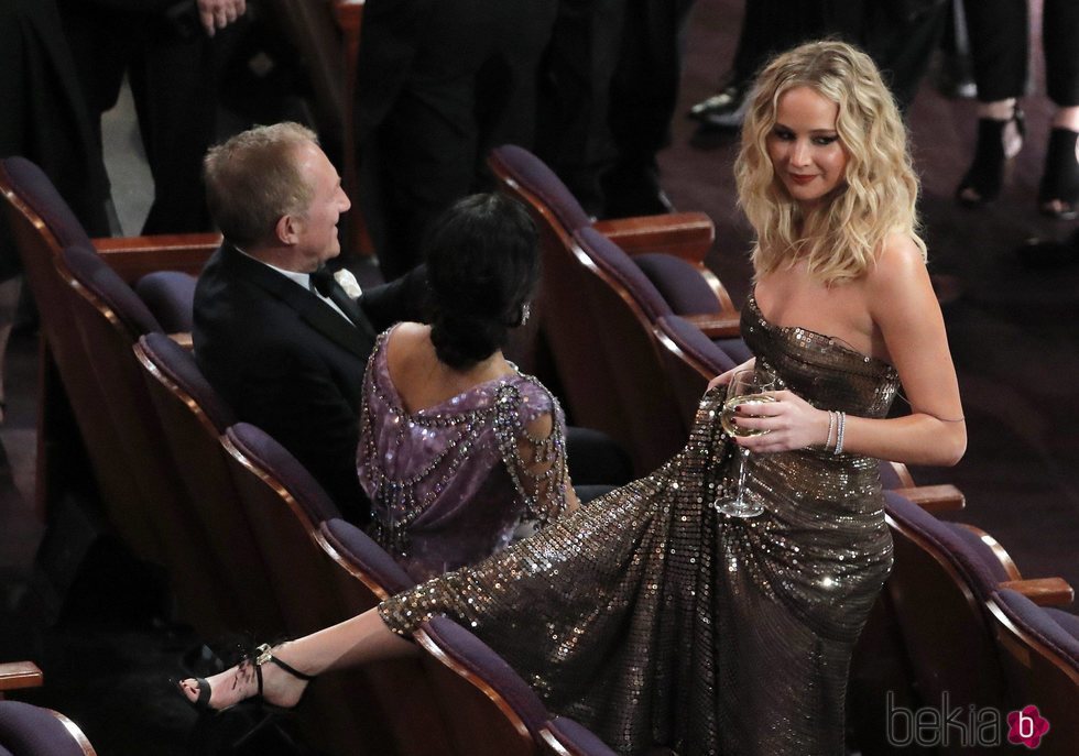 Jennifer Lawrence con copa de vino en los Óscars 2018