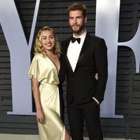 Miley Cyrus y Liam Hemsworth en la fiesta Vanity Fair tras los Oscar 2018