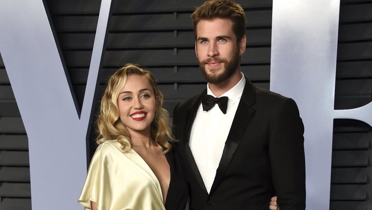 Miley Cyrus y Liam Hemsworth en la fiesta Vanity Fair tras los Oscar 2018