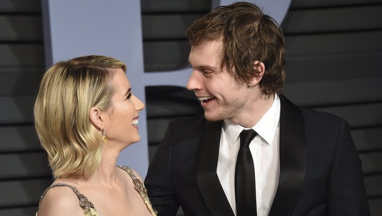 Emma Roberts y Evan Peters en la fiesta Vanity Fair tras los Oscar 2018