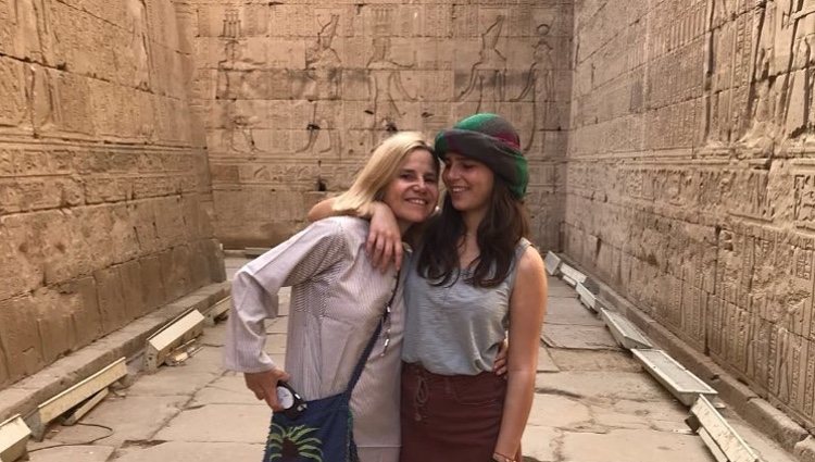 Eugenia Martínez de Irujo con su hija Cayetana Rivera en Egipto