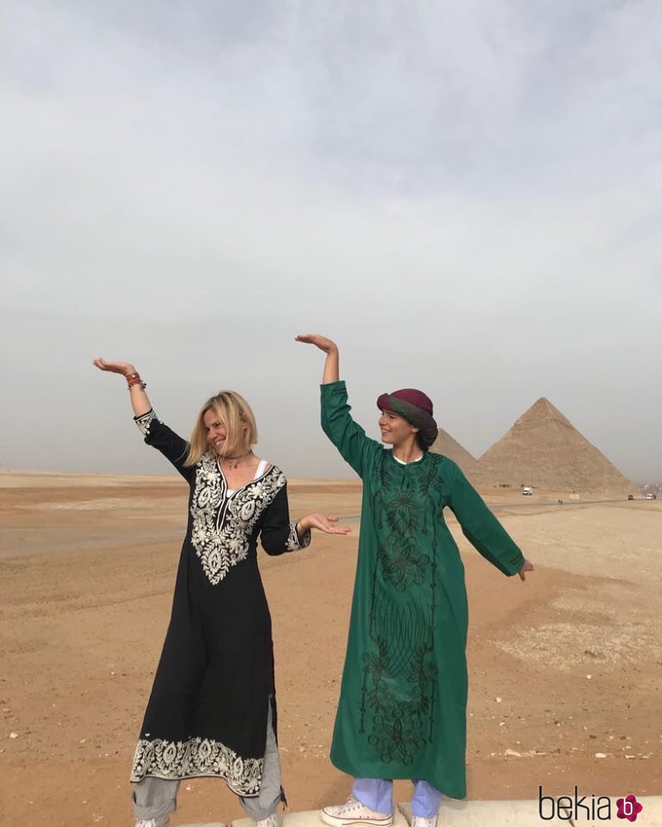 Eugenia Martínez de Irujo con su hija Cayetana Rivera en las pirámides de Egipto