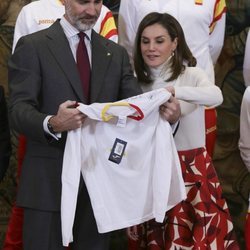 Los Reyes Felipe y Letizia reciben una camiseta en la audiencia al equipo español participante en los Juegos  Olímpicos de PyeongChang 2018