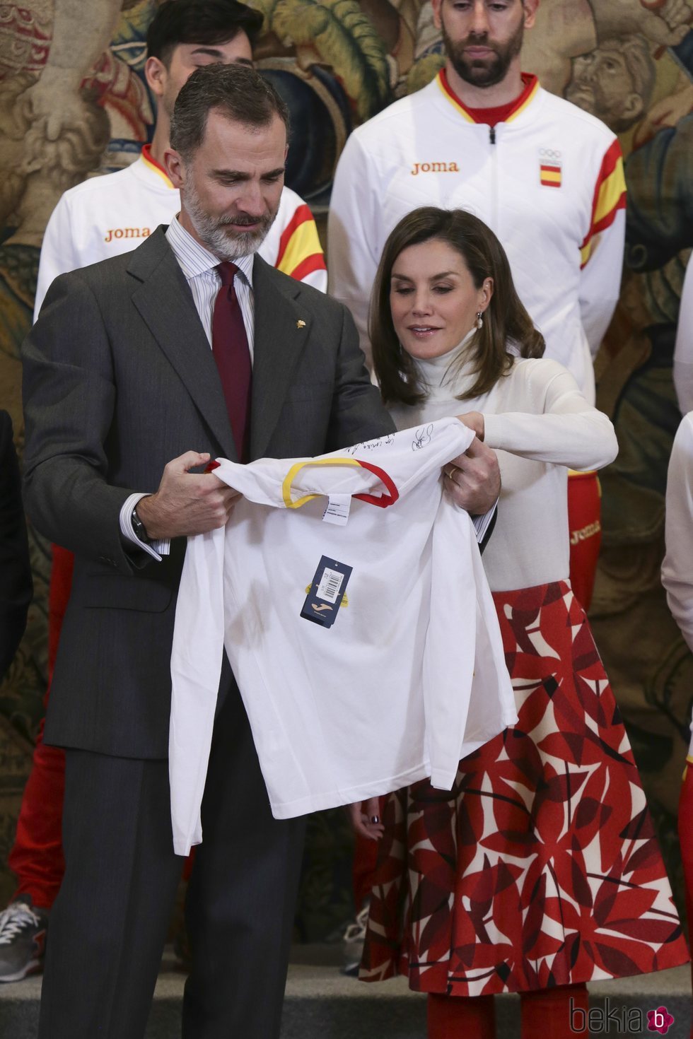 Los Reyes Felipe y Letizia reciben una camiseta en la audiencia al equipo español participante en los Juegos  Olímpicos de PyeongChang 2018