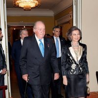 Los Reyes Juan Carlos y Sofía en el acto académico con motivo del 80 aniversario del Rey Juan Carlos