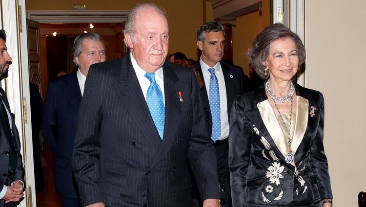 Los Reyes Juan Carlos y Sofía en el acto académico con motivo del 80 aniversario del Rey Juan Carlos