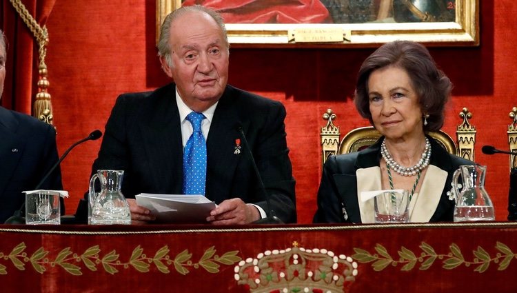 El Rey Juan Carlos da un discurso junto a la Reina Sofia en el acto académico que celebró su 80 cumpleaños