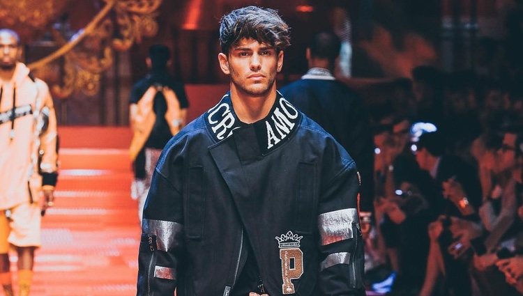 Sergio Carvajal desfilando para Dolce&Gabbana