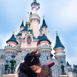 Sergio Carvajal y su novia Natalia Garcia Timofeeva besándose en Disneyland