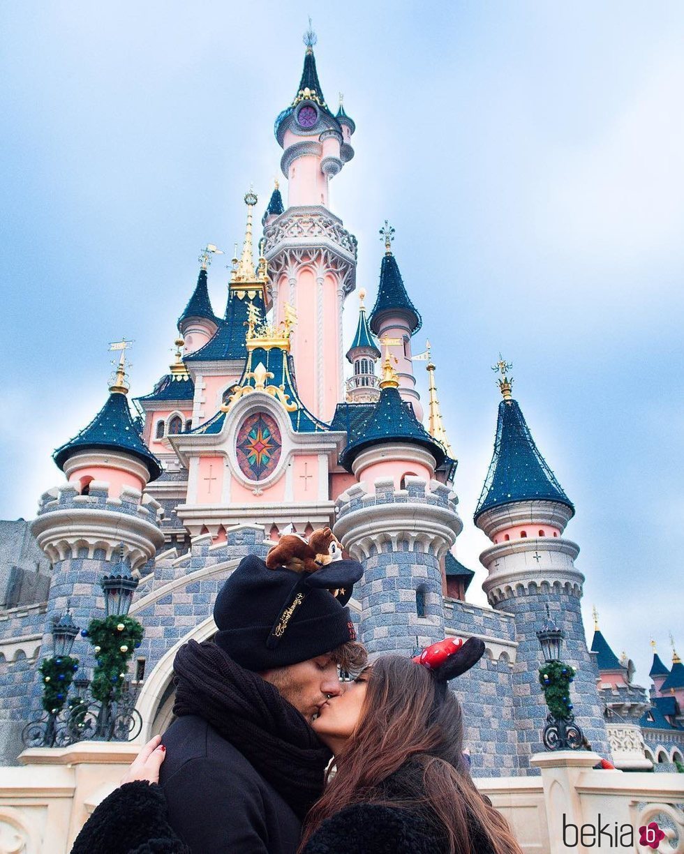 Sergio Carvajal y su novia Natalia Garcia Timofeeva besándose en Disneyland