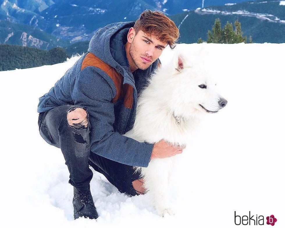 Sergio Carvajal con un perro en la nieve